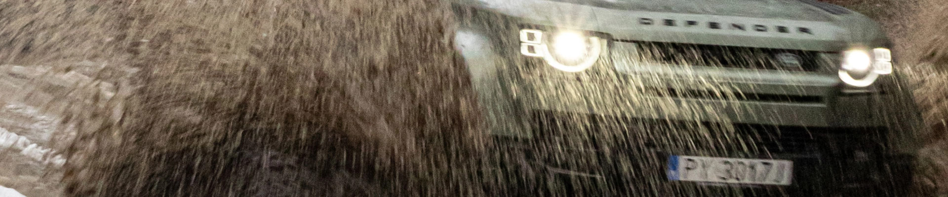 10:00 spotkanie w salonie JLR w Baranowie – poczęstunek dla uczestników + kawa, herbata, soki 10:30 odprawa w salonie (każdy z uczestników otrzymuje na podróż lunchbox) 10:45 wyjazd do strzelnicy zlokalizowanej w European Security Academy 12:00 – 14:00 zajęcia na strzelnicy (szkolenie oraz zajęcia praktyczne) pod czujnym okiem profesjonalnych instruktorów 14:30 – 15:30 lunch dla uczestników wydarzenia w ESA, po lunchu przejazd do ośrodka AUTODROM 4x4. 16:00 – 18:30 Tor Off-road (na miejscu następuje podział całej grupy na trzy podgrupy uczestników) – I grupa – przejazdy samochodami marki DEFENDER / II grupa – rajd samochodami marki Range Rover / III grupa – czas wolny w strefach przygotowanych przez Partnerów wydarzenia oraz w przestrzeni DEFENDER – stoisko z akcesoriami do samochodu. Grupy cyklicznie wymieniają się w przejazdach. 19:00 zakończenie jazd, rozpoczęcie wieczornego grilla / kolacji. W trakcie spotkania Partnerzy mają dodatkową możliwość zaprezentowania Uczestnikom swojej oferty / produktów. 21:00 wręczenie toreb upominkowych; zakończenie wydarzenia / wyjazd do Poznania 22:00 Przyjazd do Salonu JLR, pożegnanie i poinformowanie Uczestników o wysyłce zdjęć i filmów z eventu, zachęcenie do udostępniania materiałów.